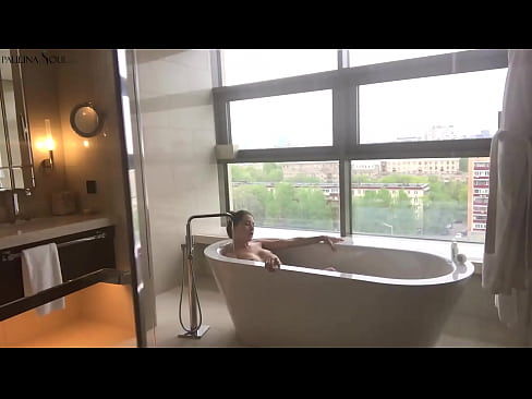 ❤️ 巨大的宝贝 激情地在浴室里撸起了她的阴部 ❤️ Porno