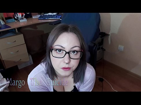 ❤️ 性感的眼镜女孩在镜头前深深地吸吮假阳具 ❤️ Porno