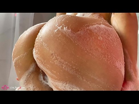 ❤️ 布鲁内特在淋浴时用振动器自慰阴部达到强烈的高潮 ❤️ Porno