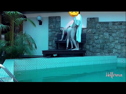 ❤️ 老板邀请女佣去泳池,却忍不住要来个热辣的 ❤️ Porno